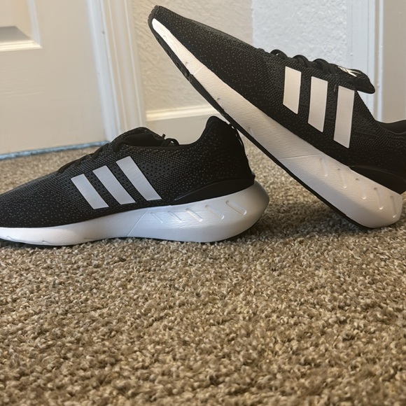 Adidas Swift Run 22’s - Picture 3 of 5